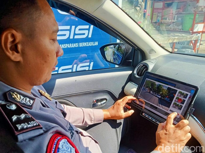 Petugas Sat Lantas Polresta Banyuwangi memantau pelanggar lewat kamera ETLE