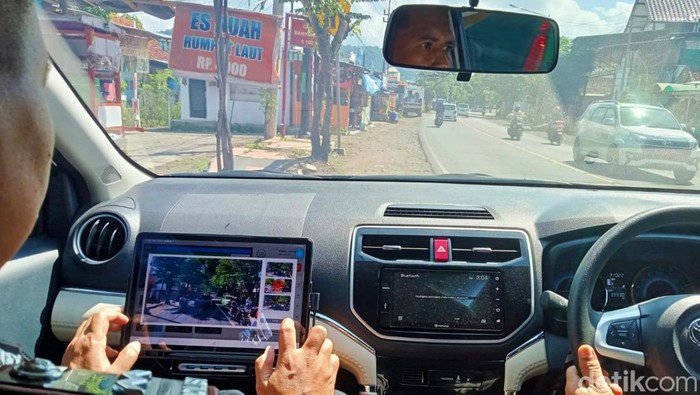 Petugas Sat Lantas Polresta Banyuwangi memantau pelanggar lewat kamera ETLE