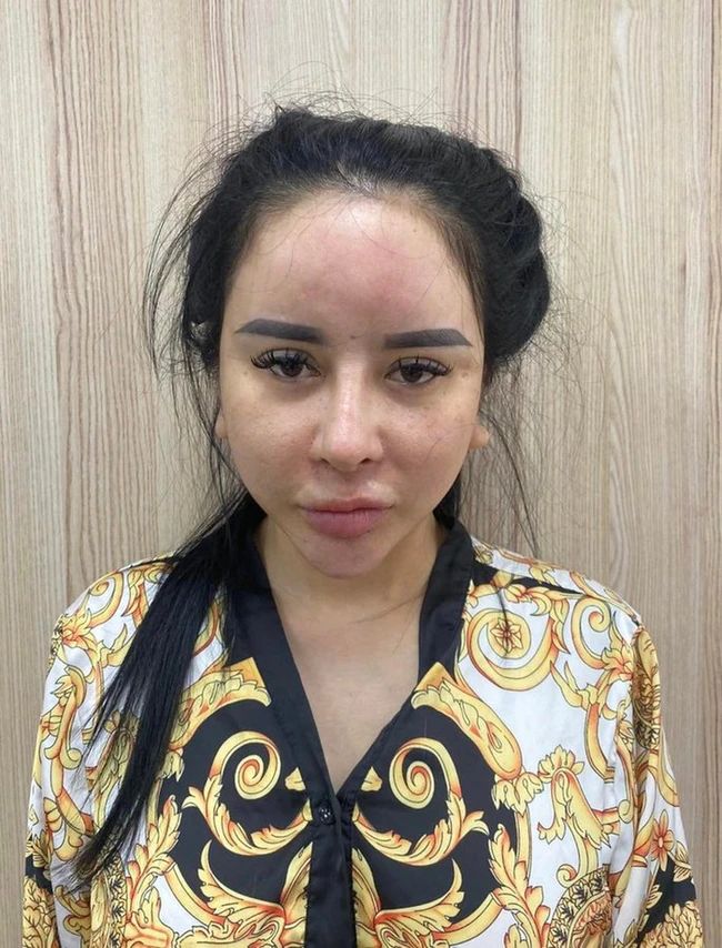 Yang membuat banyak netizen menjadi salah fokus adalah wajah asli Pham Thi Hang saat ditangkap. Pasalnya foto wajah asli Hang saat ditangkap itu dinilai sangat berbeda dengan foto-foto yang dipajangnya di media sosial. Foto: Saostar