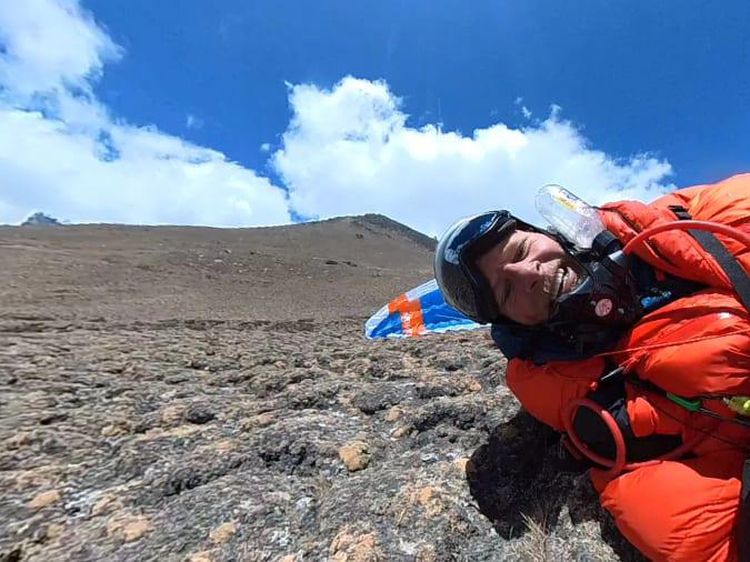 Badas! Cara Baru Turun dari Gunung Everest... dengan Paralayang