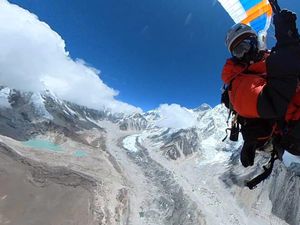 Sejarah! Turun dari Gunung Everest dengan Paralayang
