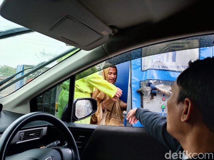 Pintul Tol Krukut Rusak Tersambar Petir