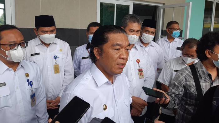 Pj Gubernur Banten, Al Muktabar saat meninjau PPDB online di SMAN 1 Kota Serang