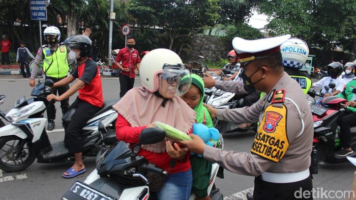 Polisi di Jombang berikan boneka ke pengendara yang tertib
