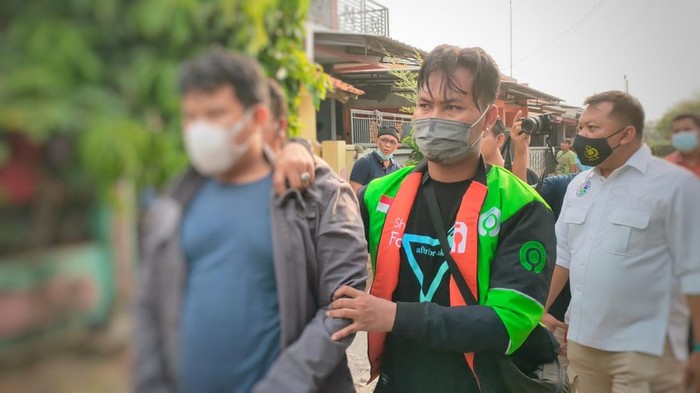 Polisi Indramayu saat menangkap pengedar sabu.