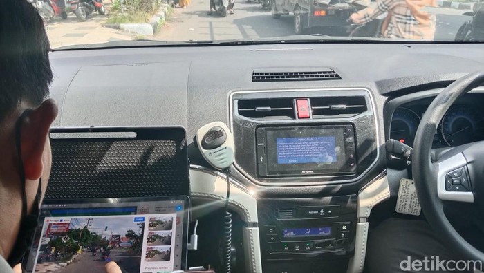 Polisi Lamongan merekam pelanggar lalin melalui kamera mobile ETLE