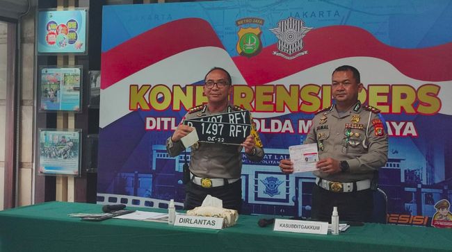Polisi mengamankan mobil Fortuner pelat RF yang terobos busway di Jaksel
