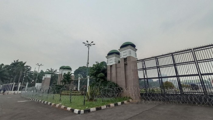 Polisi Pasang Kawat Berduri Jelang Demo Buruh di DPR Hari Ini