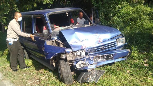 Polisi saat melakukan olah tempat kejadian perkara (TKP) kecelakaan mobil kijang dengan truk di Desa Pejarakan.