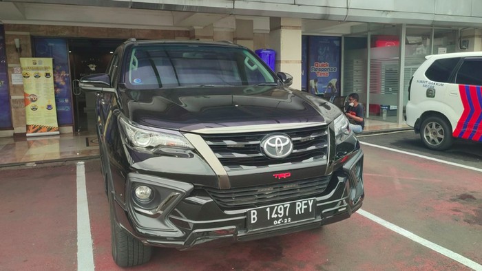 Polisi tilang mobil Fortuner pelat RF yang menerobos busway di Jaksel.