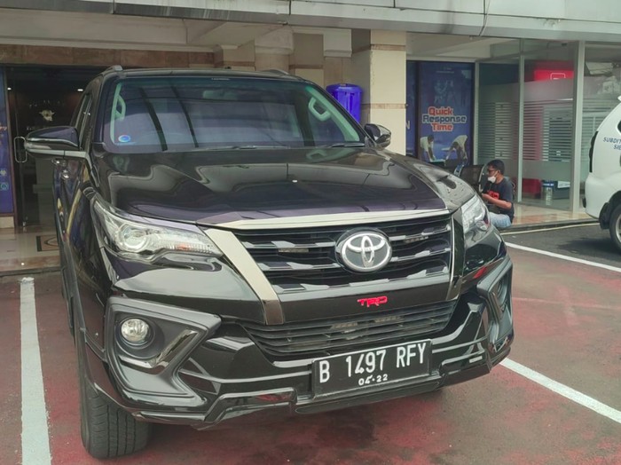 Polisi tilang mobil Fortuner pelat RF yang menerobos busway di Jaksel.