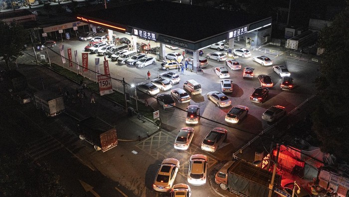 Potret Mobil-mobil di Wuhan Serbu SPBU Sebelum Harga BBM Naik Antrean panjang kendaraan roda empat terlihat di SPBU kawasan Wuhan, China. Mereka antre isi bensin sebelum harga BBM naik. Ini fotonya.