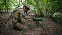 Perang Rusia dengan Ukraina masih berlanjut. Pertempuran berkecamuk di wilayah timur atau yang berbatasan langsung dengan Rusia.  Sejauh ini belum ada tanda-tanda perang akan usai.
