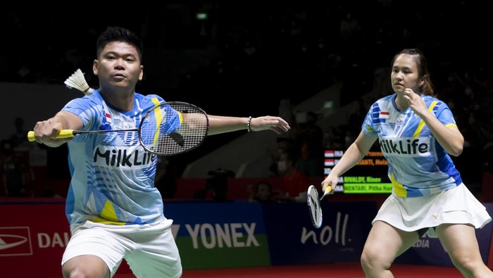 Pebulu tangkis ganda campuran Indonesia Praveen Jordan (kiri) dan Melati Daeva Octavianti (kanan) berusaha mengembalikan kok kepada pebulu tangkis ganda campuran Indonesia Rinov Rivaldy dan Pitha Haningtyas Mentari pada babak 16 besar Daihatsu Indonesia Masters 2022 di Istora Senayan, Jakarta, Kamis (9/6/2022).  Pasangan Praveen/Melati kandas setelah kalah dari Rinov/ Pitha 16-21 dan 16-21. ANTARA FOTO/Muhammad Adimaja/rwa.