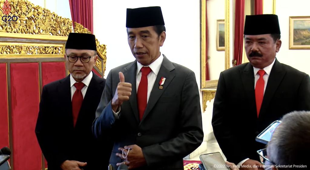 Presiden Joko Widodo Memberikan Keterangan Pers Usai Melantik Menteri dan Wamen Baru Kabinet Indonesia Maju, Istana Jakarta, 15 Juni 2022. (Tangkapan Layar Youtube Sekretariat Presiden)