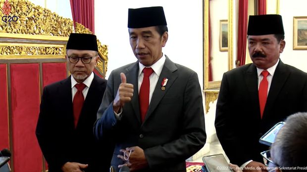 Presiden Joko Widodo Memberikan Keterangan Pers Usai Melantik Menteri dan Wamen Baru Kabinet Indonesia Maju, Istana Jakarta, 15 Juni 2022. (Tangkapan Layar Youtube Sekretariat Presiden)
