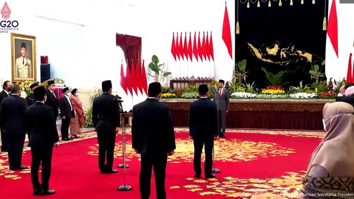 Presiden Jokowi melantik 2 menteri dan 3 wakil menteri baru di Istana Negara (Foto: Tangkapan layar YouTube Setpres)