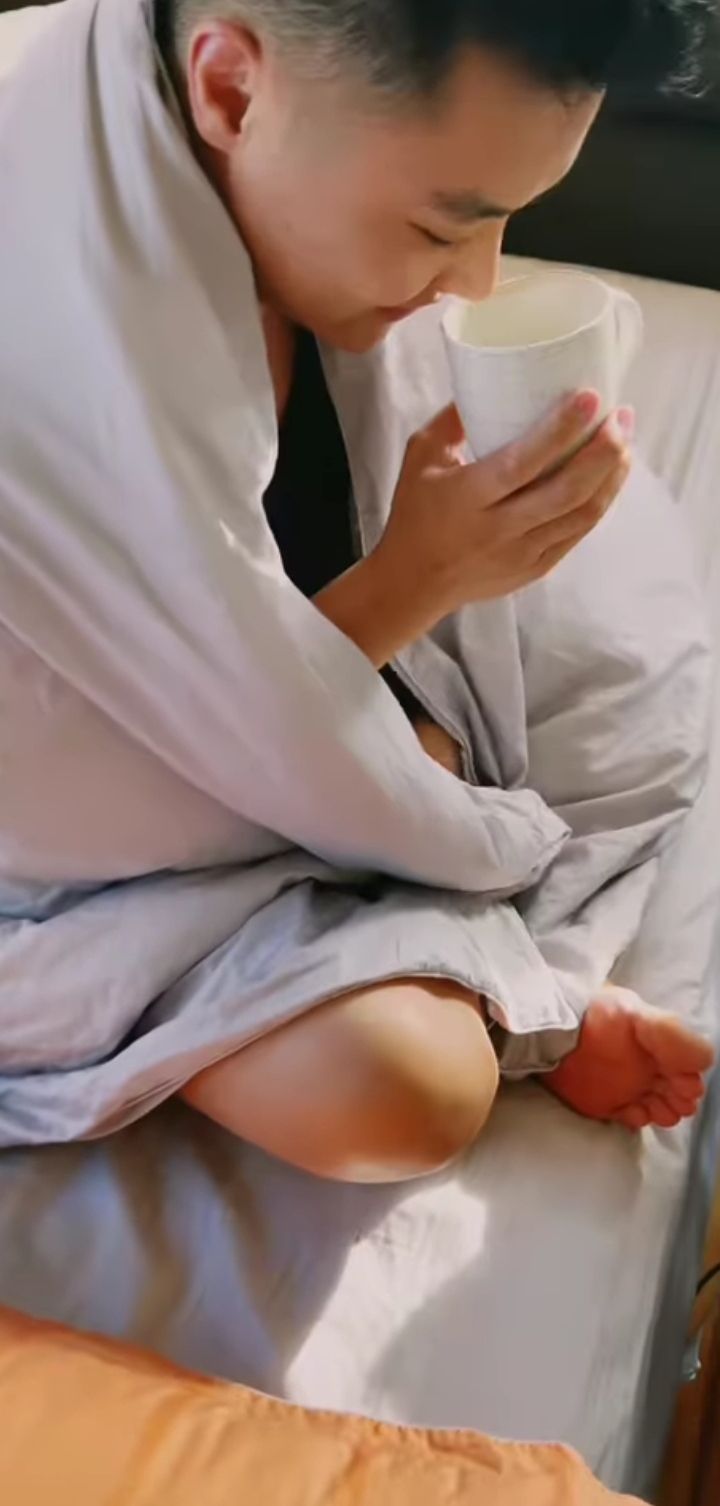Kocak! Suami Minta Susu Hangat, Malah Diberi ASI Istrinya
