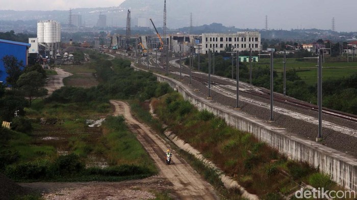 Rel Kereta Cepat Jakarta Bandung (KCJB) sudah terpasang di kawasan Depo Tegalluar, Kabupaten Bandung, Jawa Barat. Begini progresnya.