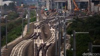 Pemasangan rel kereta cepat ini dilakukan secara bertahap dan melibatkan 1.193 orang.