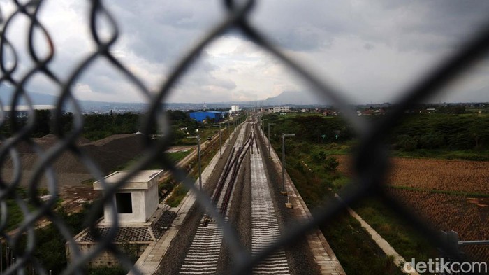 Progres Terkini Pemasangan Rel Kereta Cepat Jakarta-Bandung di Depo Tegalluar Rel Kereta Cepat Jakarta Bandung (KCJB) sudah terpasang di kawasan Depo Tegalluar, Kabupaten Bandung, Jawa Barat. Begini progresnya.