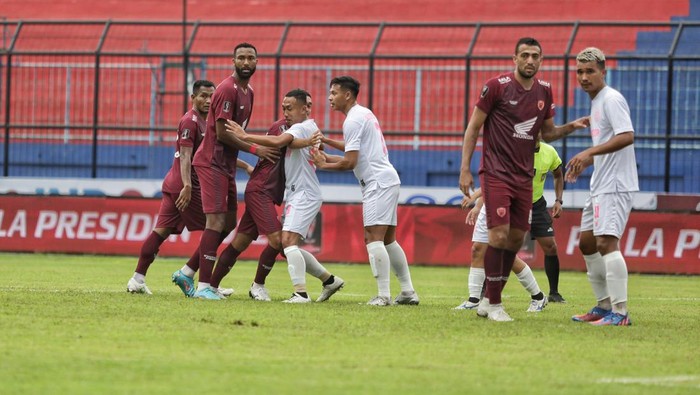 PSM Makassar kalah dari Persikabo 1973 lewat gol penalti di akhir laga.