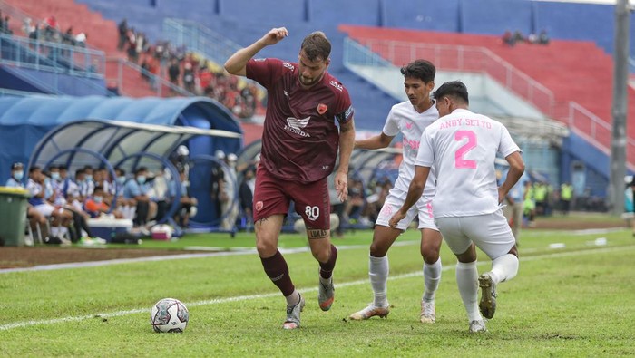 PSM Makassar kalah dari Persikabo 1973 lewat gol penalti di akhir laga.