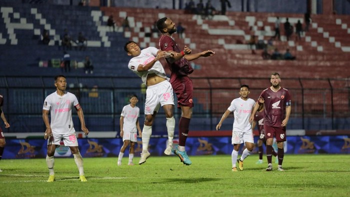 PSM Makassar kalah dari Persikabo 1973 lewat gol penalti di akhir laga.