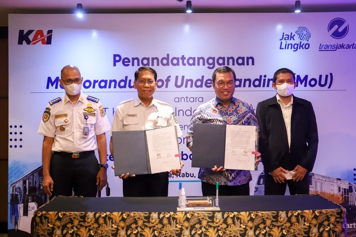 PT KAI dan PT Transportasi Jakarta melakukan kolaborasi strategis