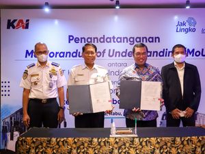 Cakep...Transjakarta dan KAI Kolaborasi untuk Peningkatan Pelayanan Pelanggan