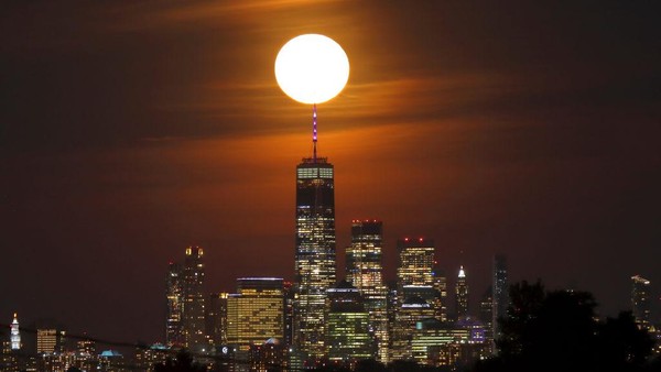 Terang bulan yang syahdu ini menerangi kawasan Manhattan dan World Trade Center.