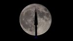 Purnama Stroberi di Langit New York Bikin Jatuh Hati