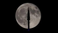 Sebagai informasi, bulan purnama stroberi adalah peristiwa purnama umum. Penamaan stroberi berasal dari kelender petani di Amerika. Dimana buah stroberi dipanen setiap bulan Juni. 