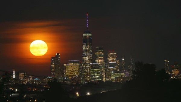 Purnama Stroberi di Langit New York Bikin Jatuh Hati