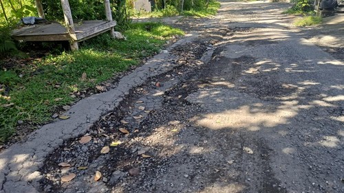 Ruas jalan di Banjar Umanyar, Desa Ababi yang mengalami kerusakan