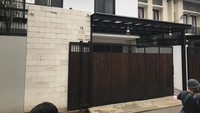 Sebulan setelah laporan itu, tepatnya pada 15 Juni 2022, rumah Nikita Mirzani dikepung polisi sejak pukul 3.00 WIB. Foto: Hanif Hawari/detikcom