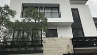 Ini adalah rumah Nikita Mirzani yang sejak pagi tadi didatangi polisi. Foto: Hanif Hawari/detikcom