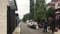 Beberapa awak media juga terlihat berada di depan rumah Nikita Mirzani. Foto: Hanif Hawari/detikcom