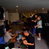 Rumah tersebut juga merangkap sebagai tempat usaha. Usaha sablon, salah satu bisnis yang dijalankan mantan aktris itu, beroperasi di garasi rumah. Saking luasnya, tim Violenzia Jeanette masih bisa leluasa bekerja meski ada tiga mobil mewah terparkir. (Foto: YouTube/Trans7 Official)