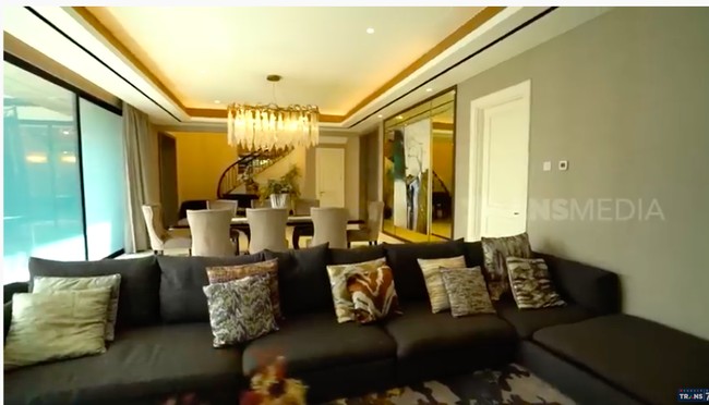 Pas beli rumah ini sudah American classic, tapi kurang sesuai kemauan aku. Jadi aku ubah dan renovasi, kata perempuan 31 tahun itu tentang alasannya menggunakan jasa desainer interior. (Foto: YouTube/Trans7 Official)