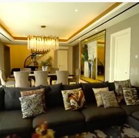 Pas beli rumah ini sudah American classic, tapi kurang sesuai kemauan aku. Jadi aku ubah dan renovasi, kata perempuan 31 tahun itu tentang alasannya menggunakan jasa desainer interior. (Foto: YouTube/Trans7 Official)