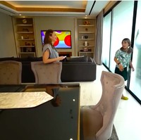 Salah satu fitur menarik di rumahnya adalah kaca jendela yang intensitas transparansinya dapat diatur dengan remot untuk mengurangi sinar matahari yang masuk. (Foto: YouTube/Trans7 Official)