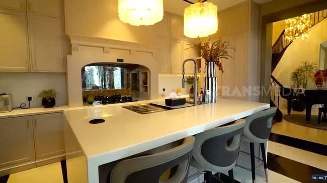 Bagian dapur yang tampak klasik dengan kompor bergaya perapian, tapi tetap didukung teknologi tinggi. Terdapat tempat wireless-charging di area island (meja tengah). (Foto: YouTube/Trans7 Official)
