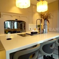 Bagian dapur yang tampak klasik dengan kompor bergaya perapian, tapi tetap didukung teknologi tinggi. Terdapat tempat wireless-charging di area island (meja tengah). (Foto: YouTube/Trans7 Official)