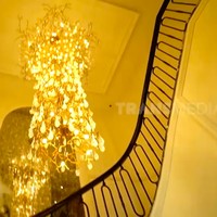 Sebuah lampu gantung bergaya modern yang menjuntai dramatis dari langit-langit di tangga utama seperti menjadi karya seni tersendiri di rumah ini. (Foto: YouTube/Trans7 Official)