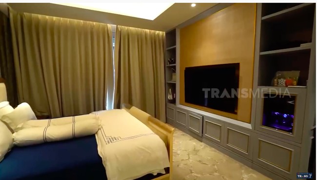 Area kamar utama yang tampak cozy dengan karpet yang tebal. (Foto: YouTube/Trans7 Official)