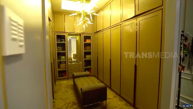 Walk-in closet berdesain minimalis yang hampir semua isinya adalah barang koleksi  Violenzia Jeanette. (Foto: YouTube/Trans7 Official)