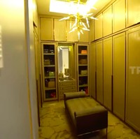 Walk-in closet berdesain minimalis yang hampir semua isinya adalah barang koleksi  Violenzia Jeanette. (Foto: YouTube/Trans7 Official)