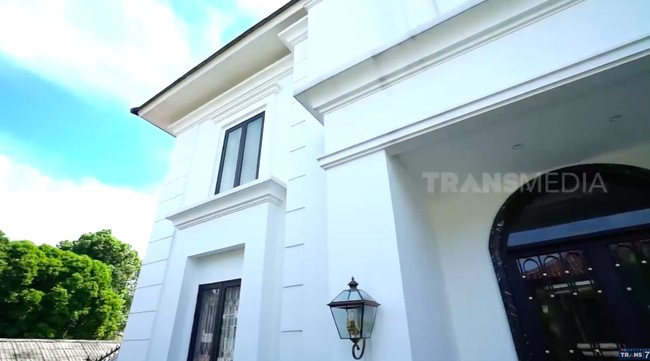 Inilah rumah yang dihuni Violenzia Jeanette dan suaminya, Rheza Pahlawan. Sebuah rumah berasitektur American-classic menjadi pilihan mereka. (Foto: YouTube/Trans7 Official)
