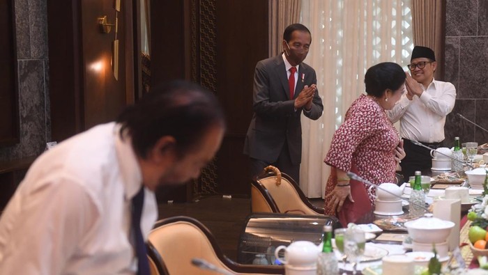 Saat Jokowi Saat Makan Siang Bareng Megawati-Prabowo Jelang Reshuffle Presiden Joko Widodo makan siang bersama sejumlah ketua partai politik menjelang reshuffle Kabinet Indonesia Maju. Megawati hingga Prabowo tampak hadir di sana.